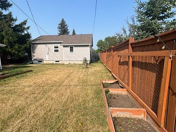 3rd image of 809 Lalonde STREET