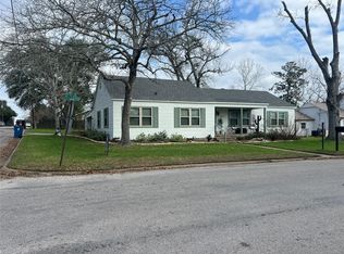 236 W Glenn St, Bellville, TX 77418