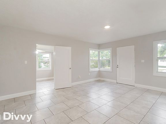 4th image of 912 Exmoor Way