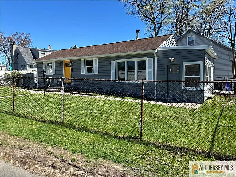 10 Lake Ave — Photo 1