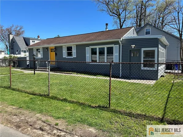 10 Lake Ave, Keyport, NJ 07735