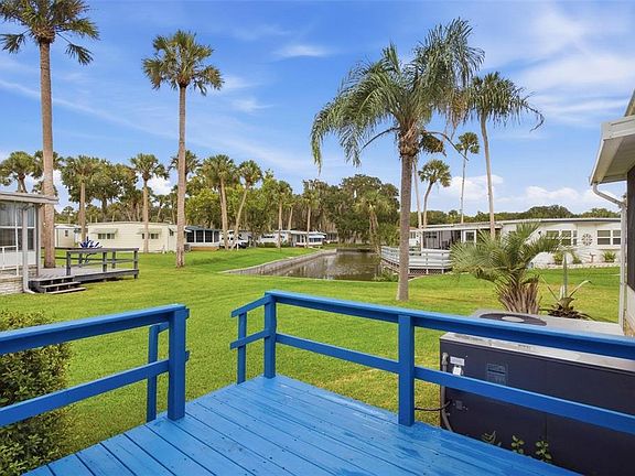 3rd image of 33 COCOS PLUMOSA DRIVE