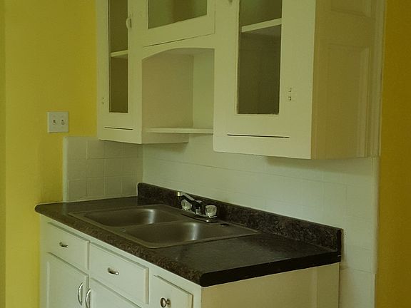 3rd image of 919 Saldana St