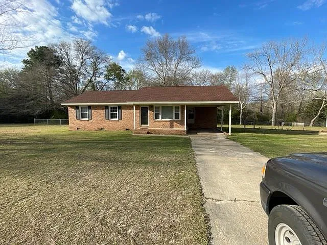 3 bed, 1.0 bath, 1145 sqft, $1,300 — Photo 1