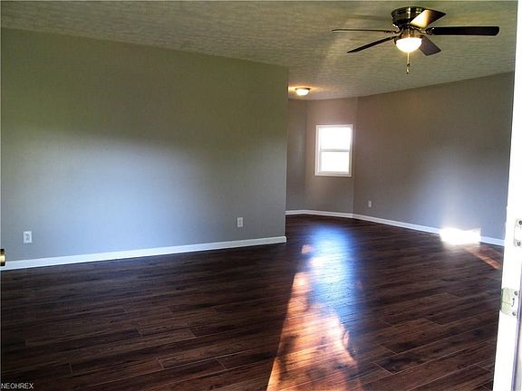 Large living room measures approx. 21 x 15.