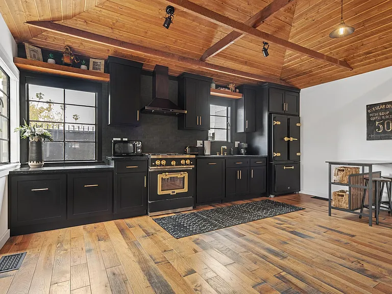 526 Victoria Ave — Photo 4