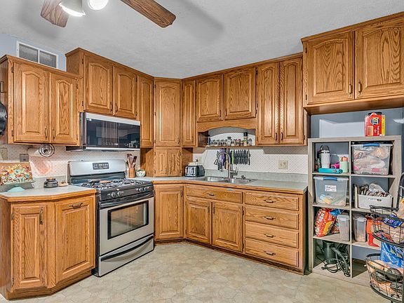 5th image of 3020 SE Colorado Ave