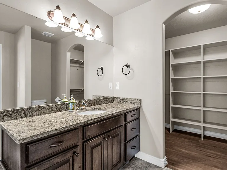 1377 S 4300 W — Photo 19
