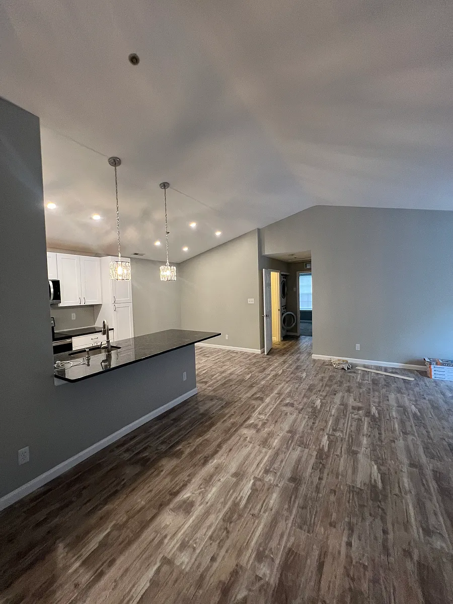 Building Photo - Crestmont Dr