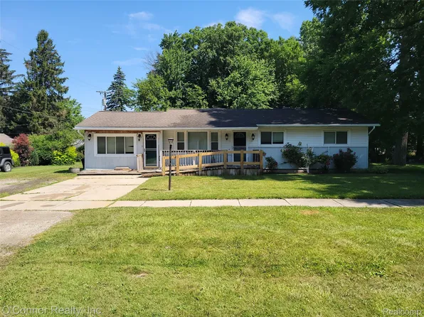 202 15th St, Marysville, MI 48040