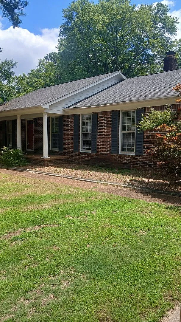 4 Bedroom, 2 bath, 2 car garage — Photo 1