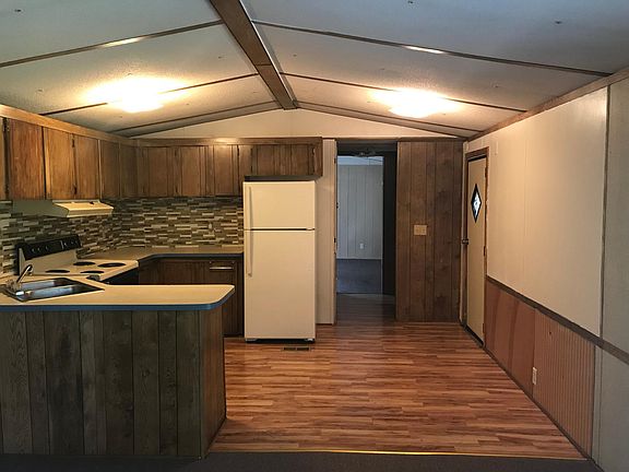 Kitchen & dining area