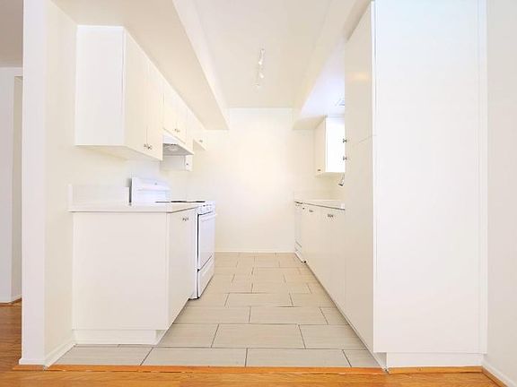 3rd image of 14315 Moorpark St APT 105