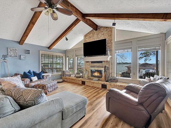 3rd image of 115 Harbor Addition Dr
