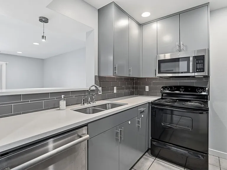 2122 Hancock Dr #121 — Photo 7