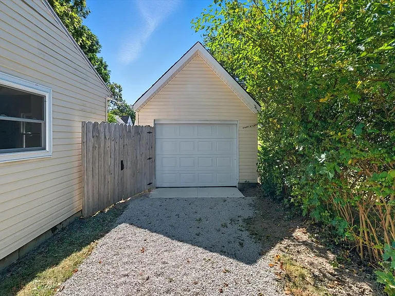 710 E Chestnut St — Photo 17