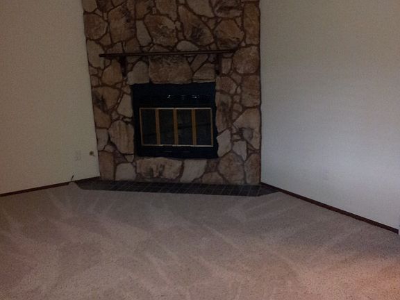 Living room w fireplace