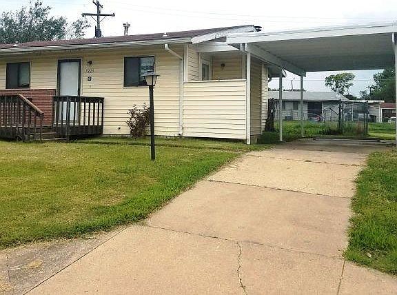 Two bed one bath home with fenced in yard, fire place, in Au
