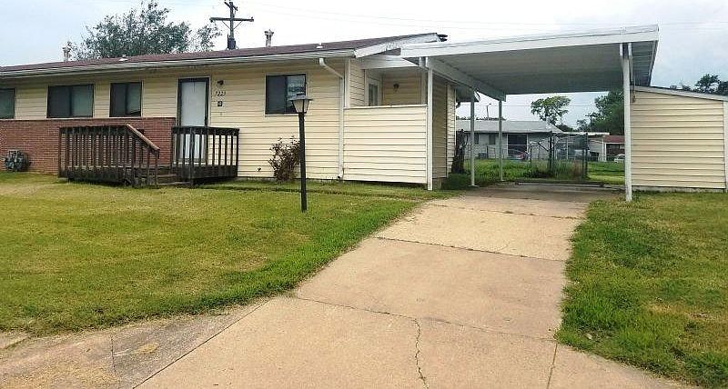 Two bed one bath home with fenced in yard, fire place, in Au