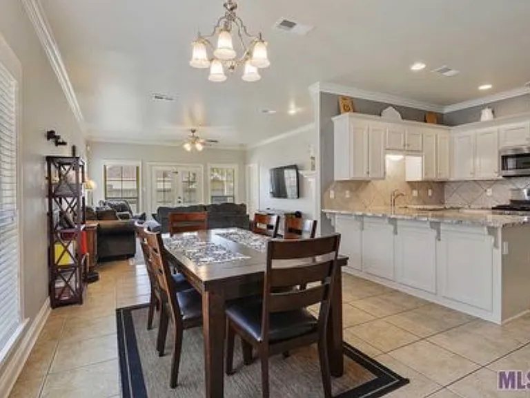 10224 Hillmont Ave — Photo 4