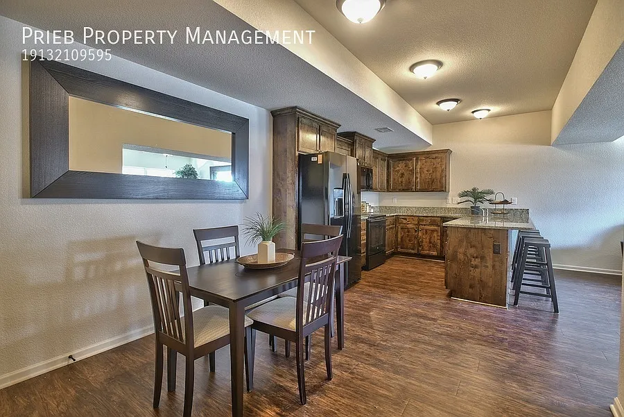 Parkview Townhome - Available October 29th — Photo 4
