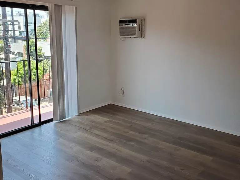 4031 McLaughlin Ave — Photo 6