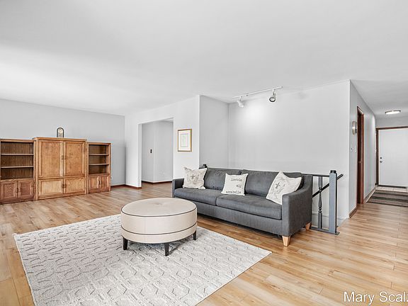5th image of 2650 Oldepointe Dr NE