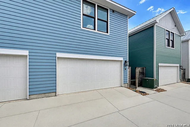 3 bed, 2.5 bath, 1382 sqft, $2,600 — Photo 4