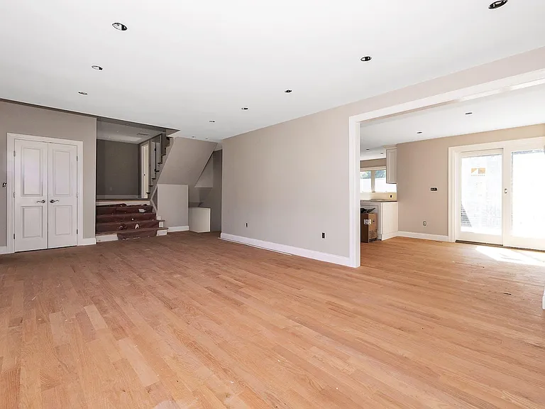 58 Marion Dr — Photo 6