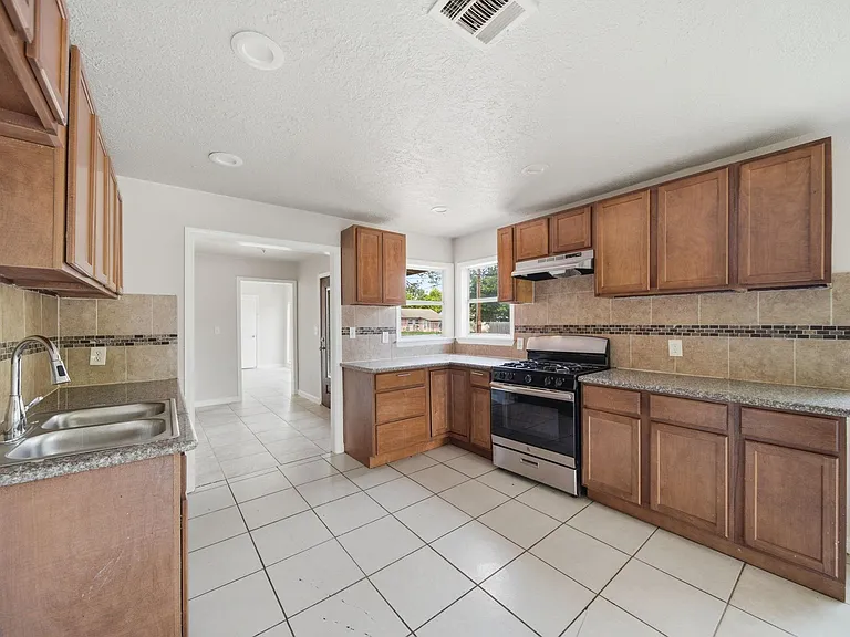 1102 Johnson St — Photo 3