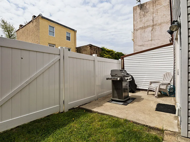 1130 Crease St — Photo 13