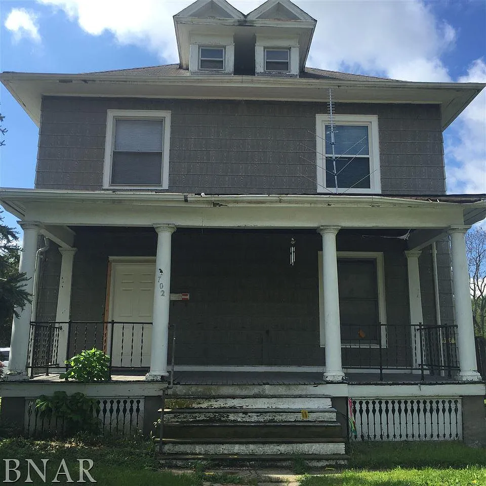 702 W Market St photo 1