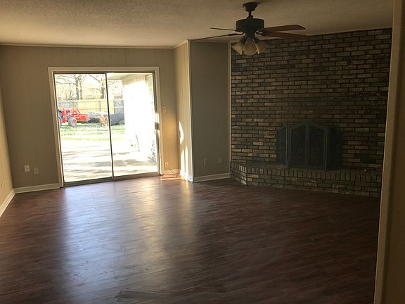 5th image of 4107 Moores Ln