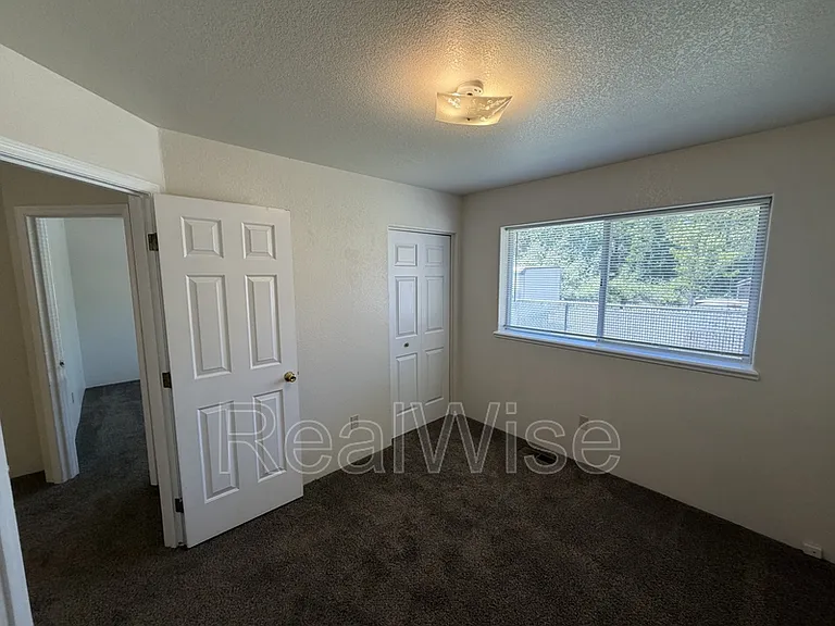 249 SW Rogue River Ave #D — Photo 18