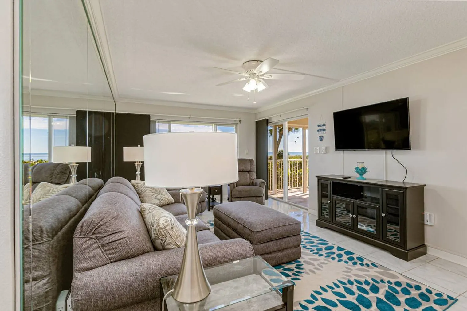 2 bed, 2.0 bath, 1194 sqft, $7,082 — Photo 2
