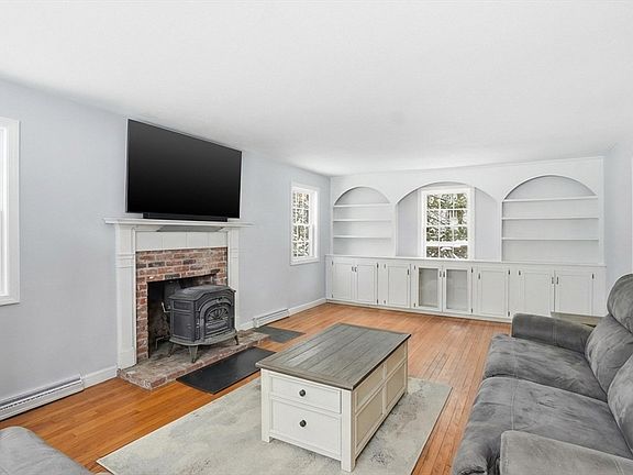 4th image of 233 Mount Vernon St