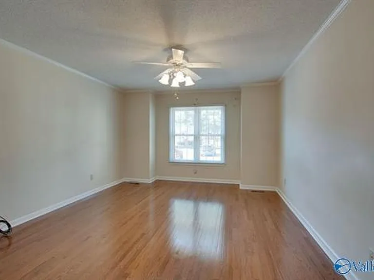 313 Kensington Ct SW — Photo 5