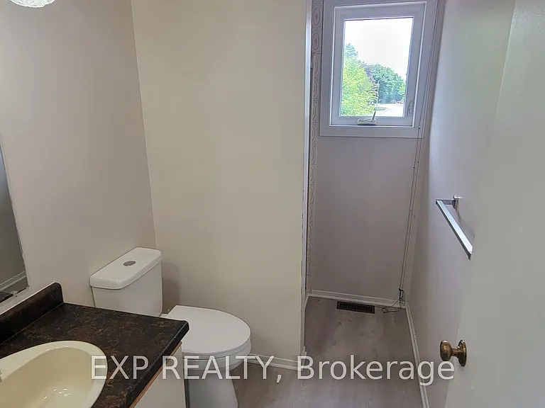 796 Harlequin Cres — Photo 13