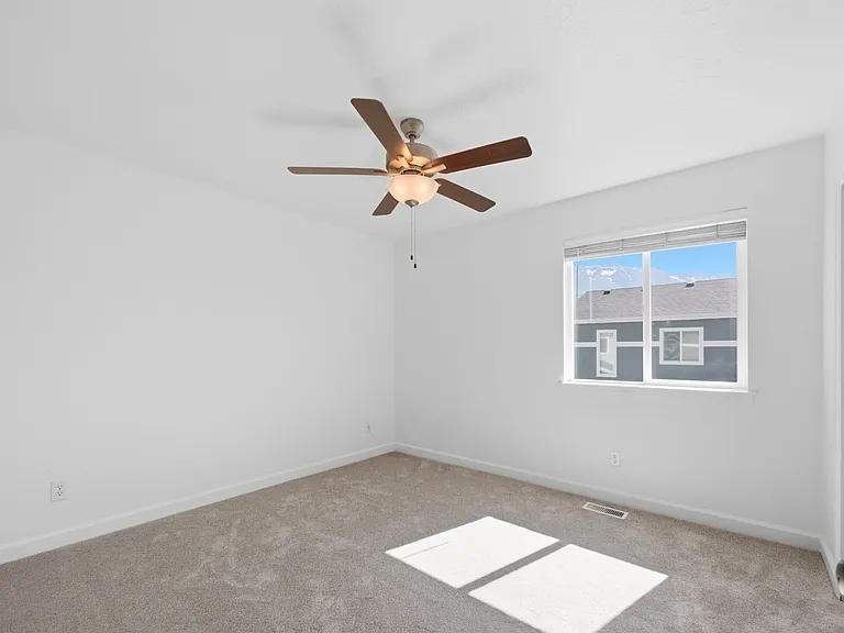 250 N 1630 W — Photo 16