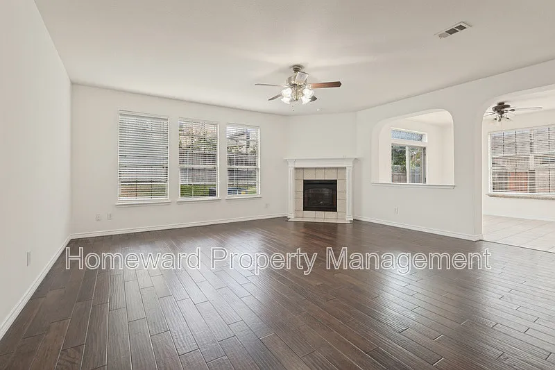 4 bed, 3.0 bath, 3705 sqft, $3,400 — Photo 3
