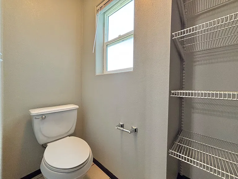 905 E Spence St — Photo 16