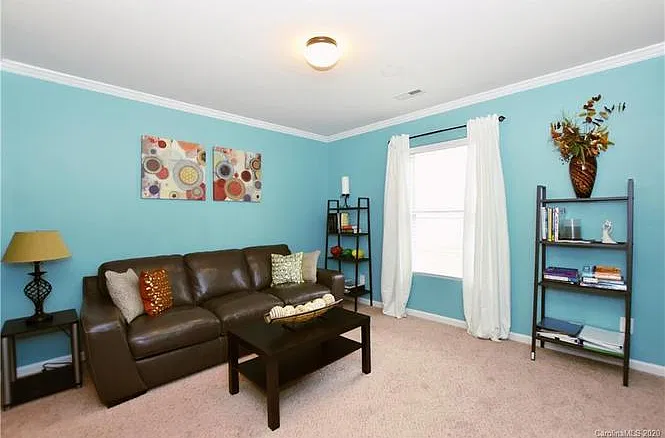 4 bed, 3120 sqft, $2,400 — Photo 3