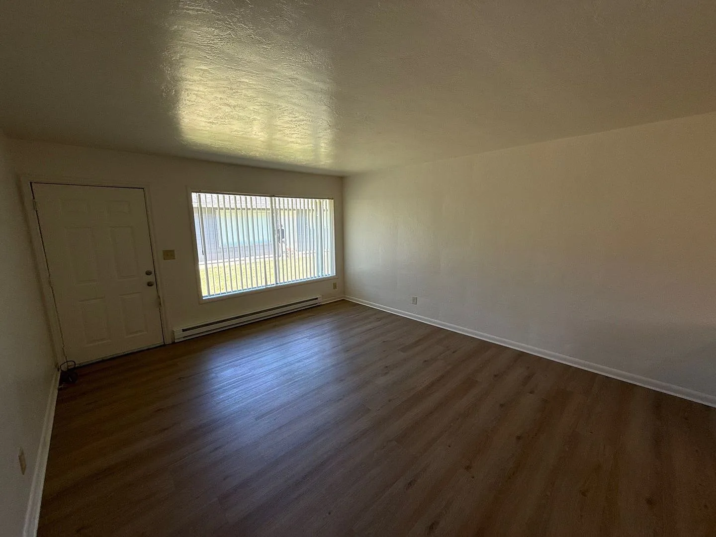 1 bed, 1.0 bath, 688 sqft, $1,045 — Photo 3