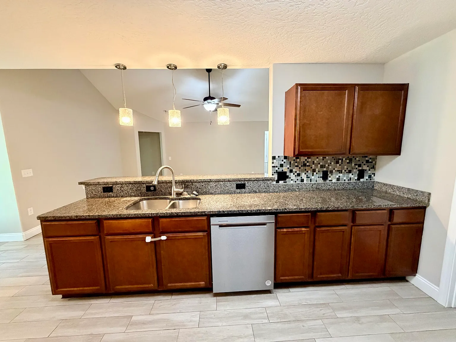 3 bed, 2.0 bath, 1557 sqft, $2,300 — Photo 3