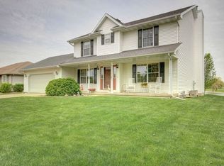 1500 Locust Dr, Saint Joseph, IL 61873