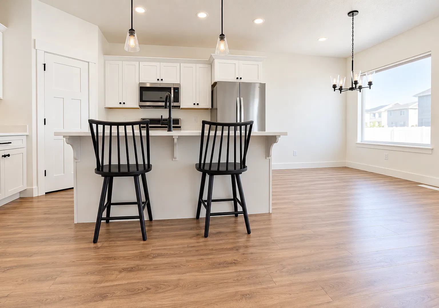 Newer 4 Bed 2.5 Bath Home in Saratoga Springs with Community Pool — Photo 2
