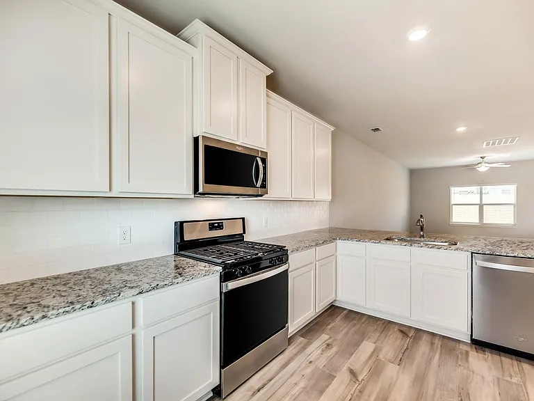2120 Dakota Dr — Photo 2