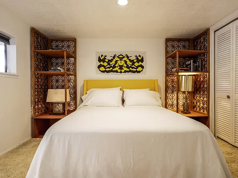 Lower Level Guest Room - Queen Bed