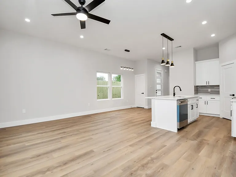 2411 Chew St — Photo 14