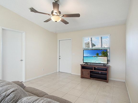 4th image of 498 SW Duval Avenue